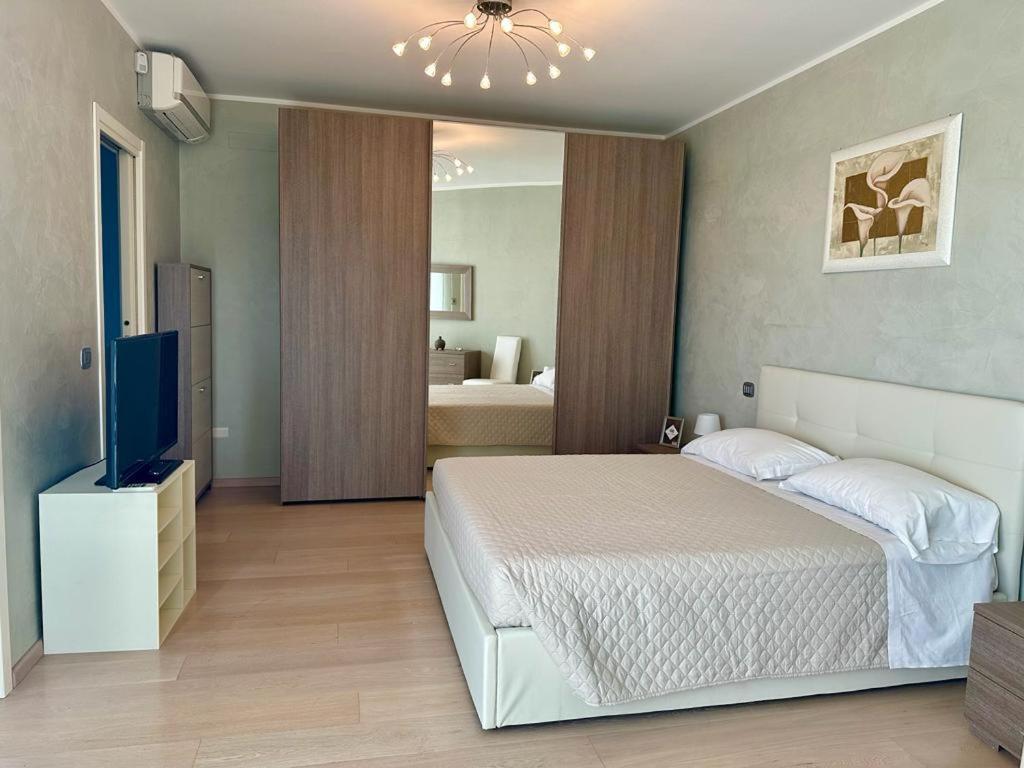 Sigis House - Independent Apartment Sea View Fiumicino Bagian luar foto
